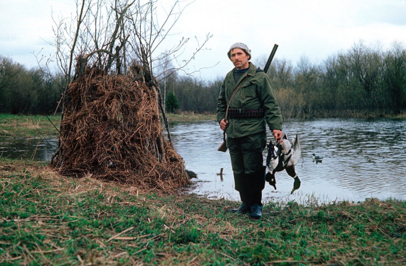Охотник с добычей. Фото ©РИА Новости