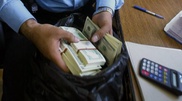 ДУМК возит в Саудовскую Аравию до 1,5 миллиона долларов в мешке