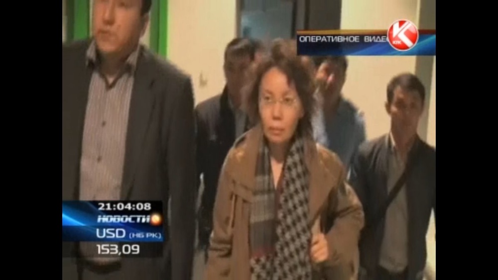 Анар Мешимбаева в аэропорту Астаны. Кадр оперативного видео, переданного телеканалом КТК