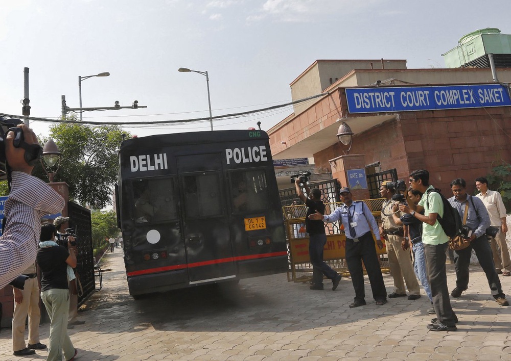 Полицейский автомобиль с четырьмя обвиняемыми в групповом изнасиловании, въезжает на территорию суда в Нью-Дели 10 сентября 2013. Фото ©REUTERS