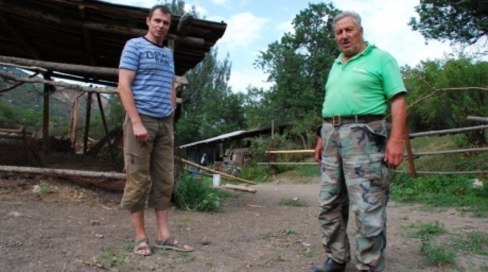 Игорь Захаропуло (слева) и его отец Панайот. Фото voxpopuli.kz