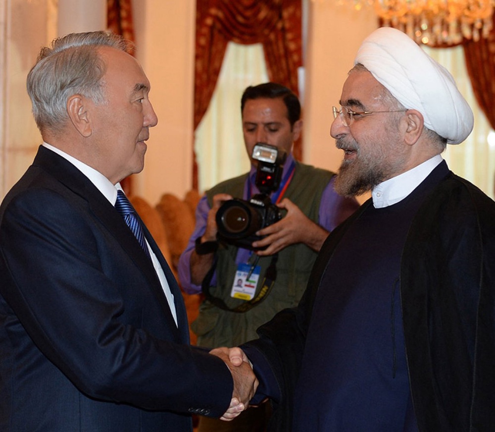 Президент РК Нурсултан Назарбаев (слева) и президент Ирана Хасан Рухани. Фото ©Акорды