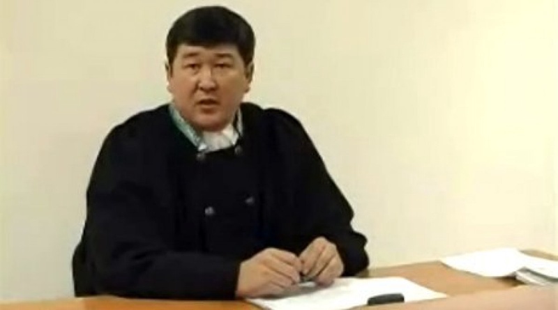 Судья Даулет Онгельдиев. Кадр видео с сайта kiwi.kz 
