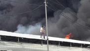 Пожар начался на одном из рынков барахолки в Алматы