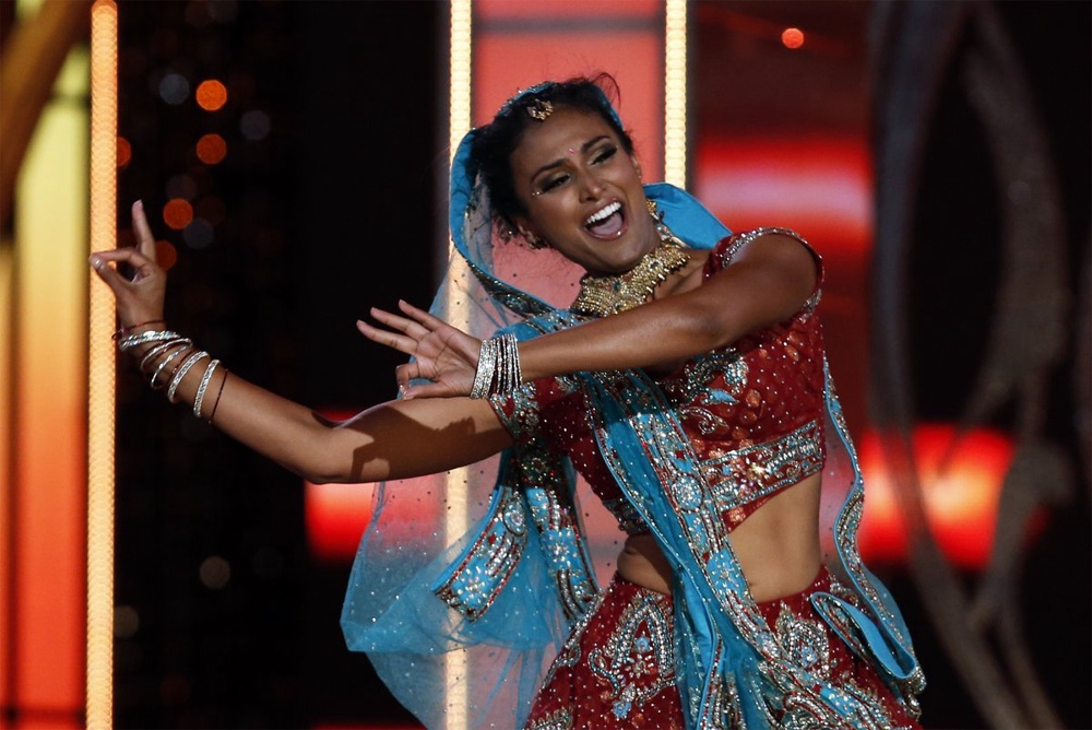 Нина Давулури исполнина на конкурсе красоты национальный танец Индии. Фото ©REUTERS