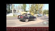 Башенный кран рухнул на иномарку с пассажиром в Алматы