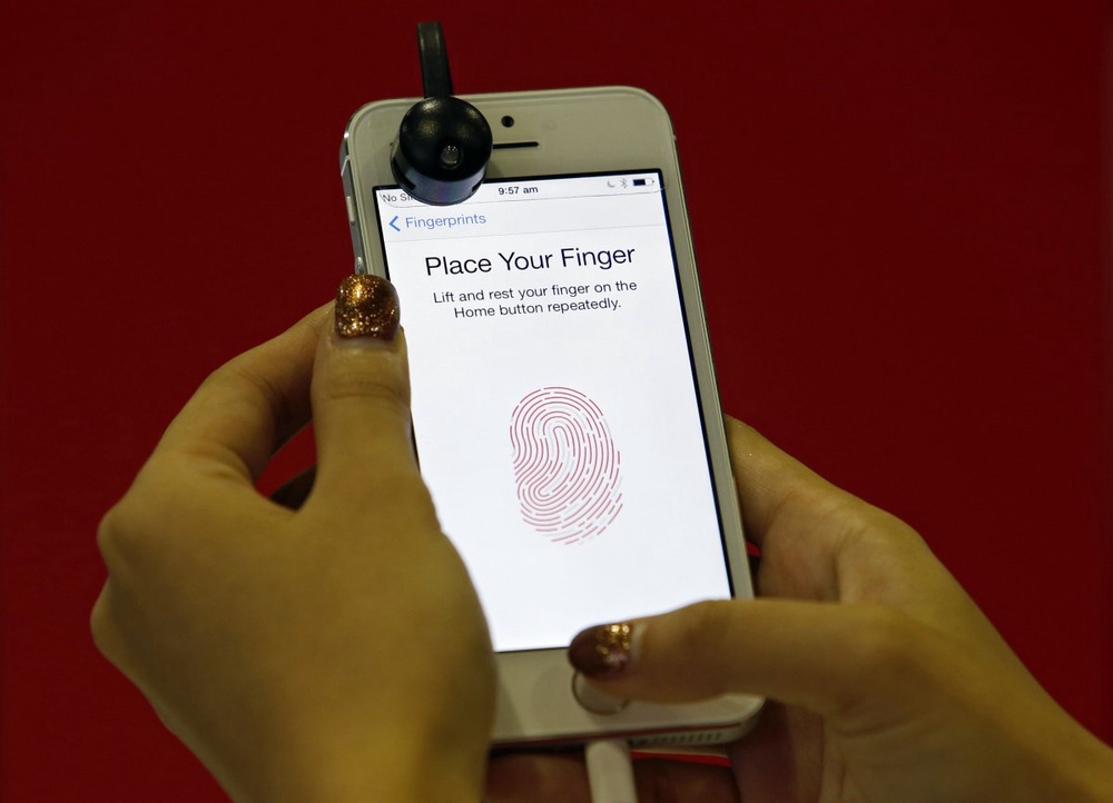 Сканер отпечатков пальцев на iPhone 5S. Фото ©REUTERS