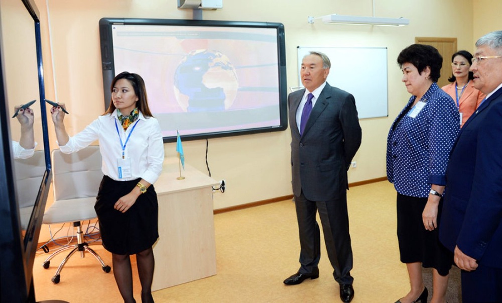Нурсултан Назарбаев посетил Интеллектуальную школу химико-биологического направления в Кызылорде. Фото с сайта akorda.kz