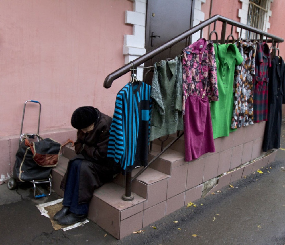 Женщина продает одежду. Фото ©РИА Новости