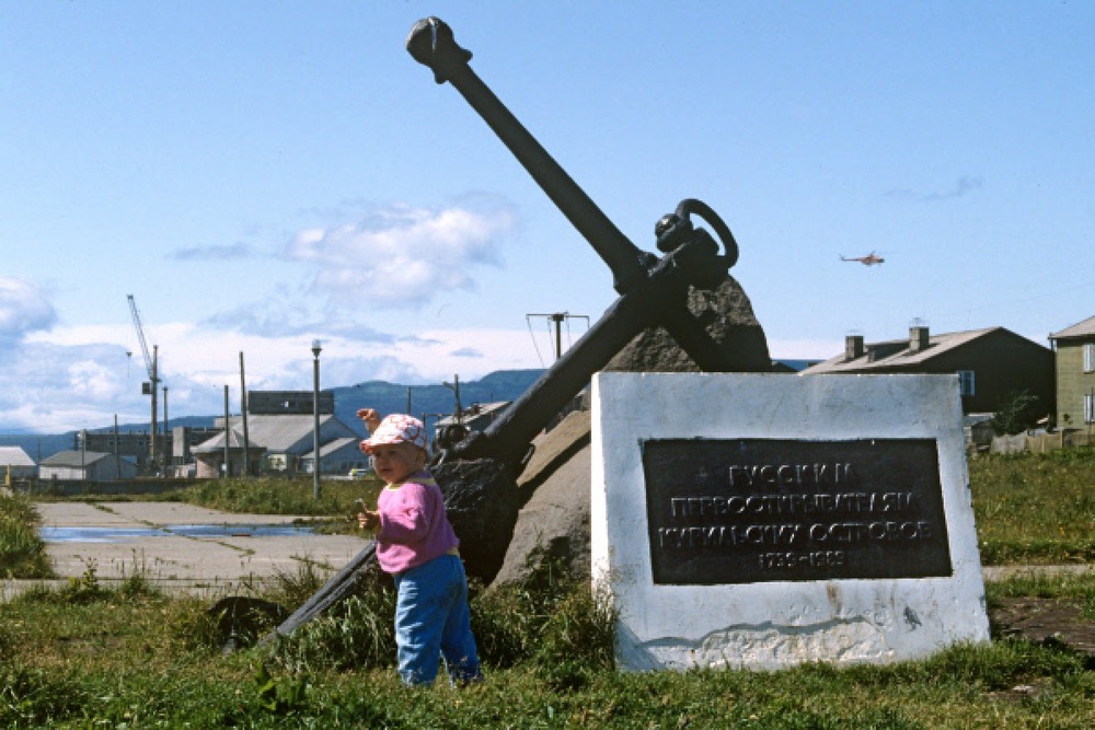 Памятник (1739 год) русским первооткрывателям Курильских островов на острове Кунашир. Фото ©РИА Новости