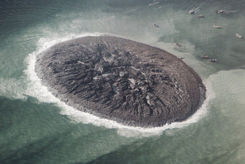 Остров появился в результате землетрясения. Фото ©NASA Earth Observatory