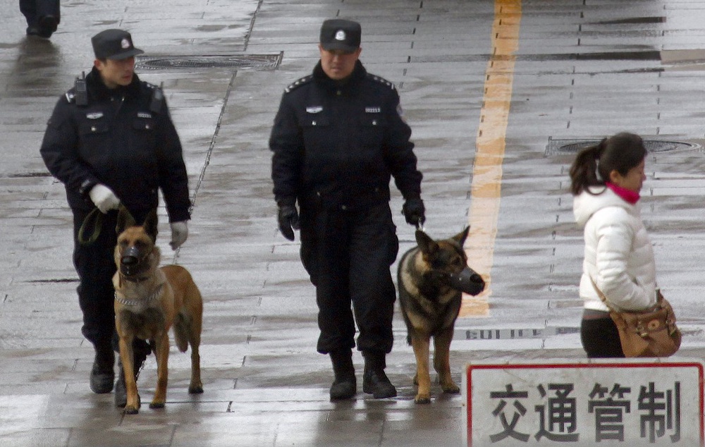Китайские полицейские. Фото ©REUTERS