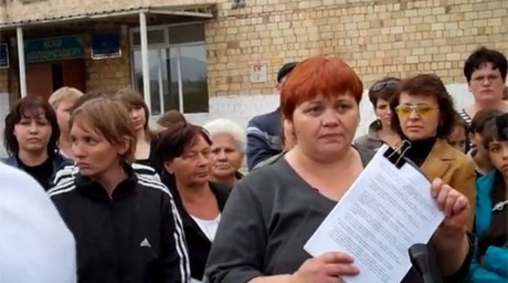 Жители Караганды обратились к местным властям с требованием наказать школьниц. Кадр видео с сайта youtube.com