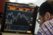 Цены на нефть снижаются в ожидании данных по запасам в США