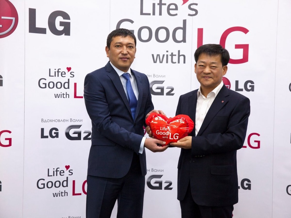 Президент LGEAK Хосоп Канг (справа) и директор Центра Крови Жандос Надиров. Фото LGEAK