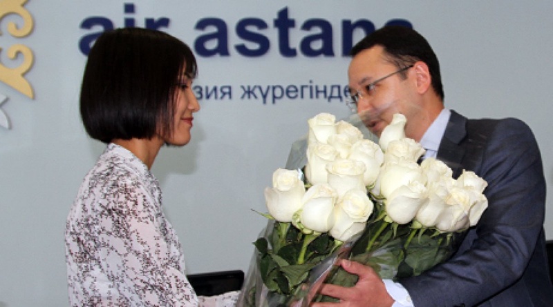 Дархан Ботабаев вручил девушке букет и извинился. Фото ©Асемгуль Касенова