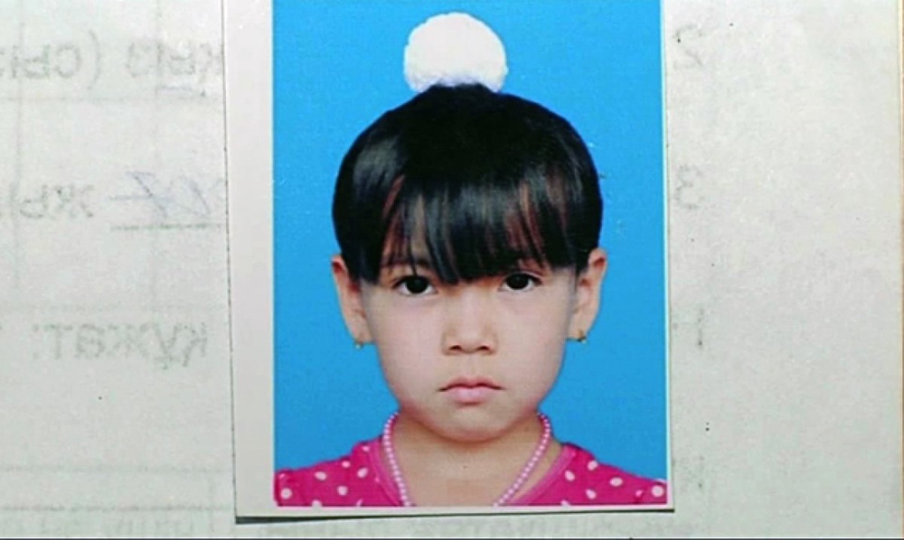 Пропавшая девочка Нурай Омирали. Фото с сайта otyrar.kz