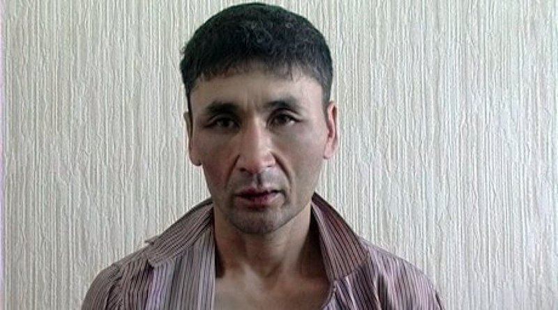 Гражданин Узбекистана, задушивший семью из четырех человек в Алматы. Кадр оперативного видео