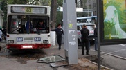 В центре Алматы столкнулись внедорожник и автобус