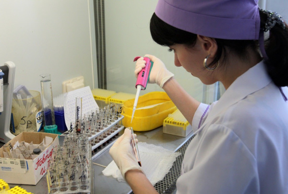 Лаборантка проводит анализ крови на ВИЧ-статус. Фото ©РИА Новости