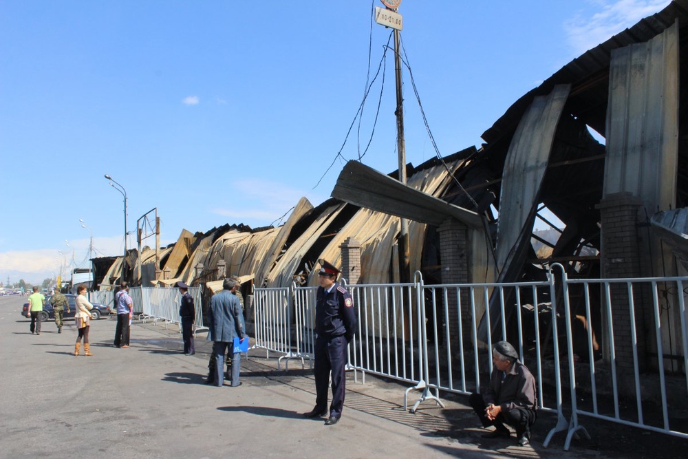 Оцепление у сгоревшего рынка. Фото ©Роза есенкулова