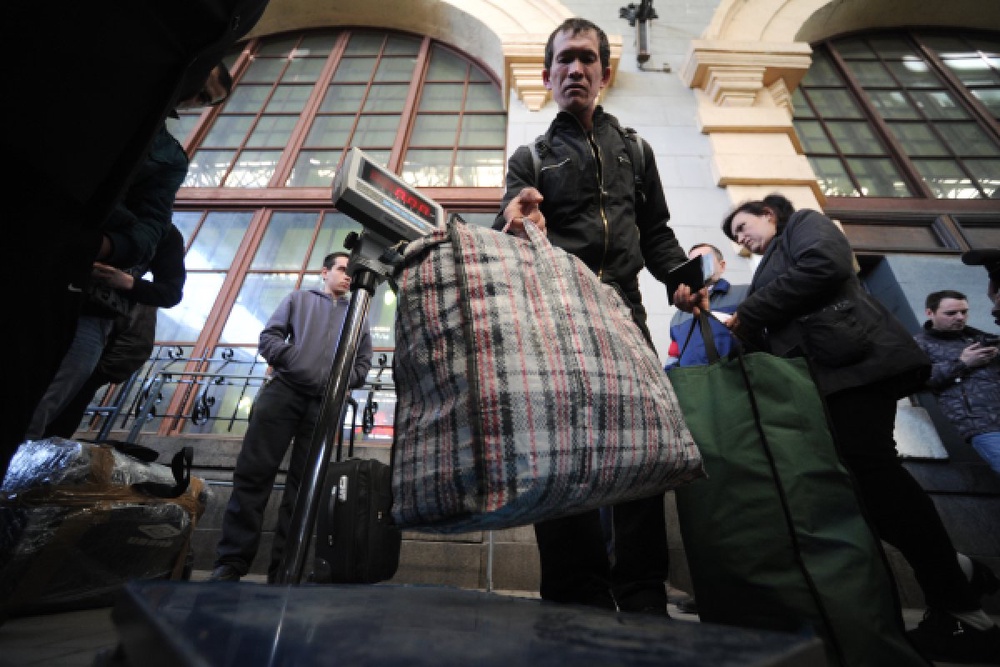 Взвешивание багажа на перроне. Фото ©РИА Новости