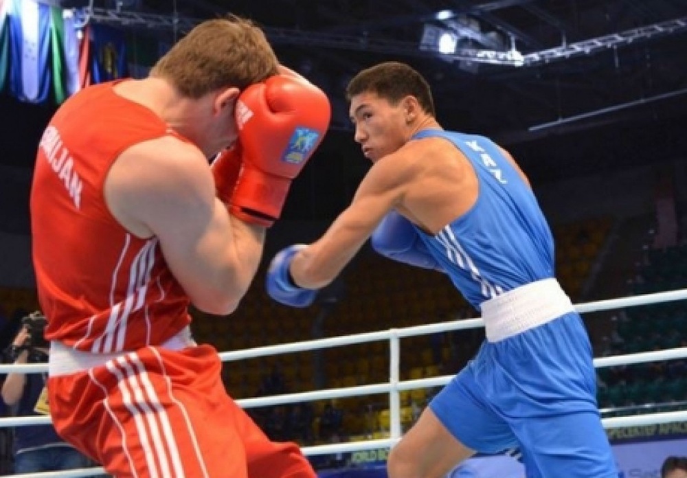 Жанибек Алимханулы (в синем). Фото с официального сайта чемпионата мира по боксу