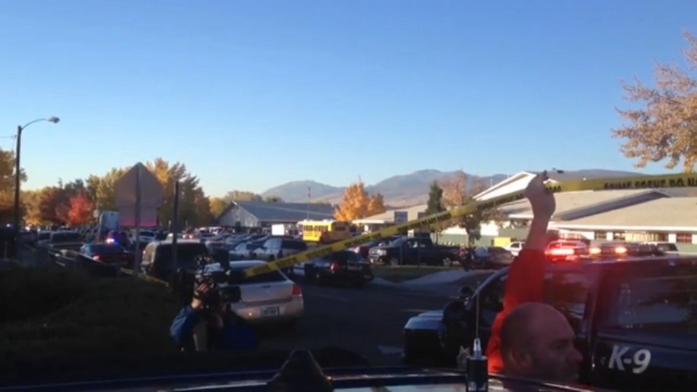 Оцепление возле школы. Кадр видео Reno Gazette-Journal