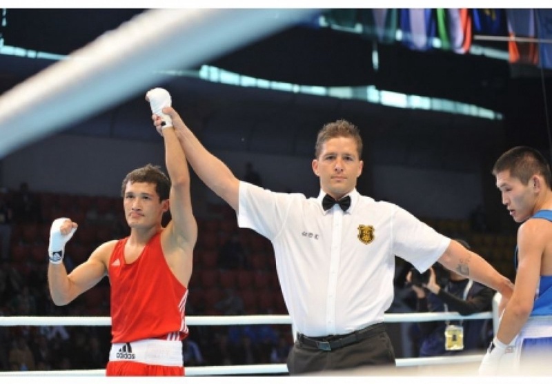 Биржан Жакипов (в красном). Фото с официального сайта ЧМ по боксу 2013