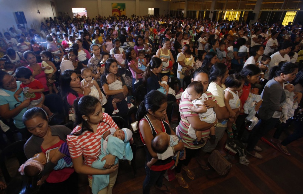 Матери с младенцами перед началом сеанса одновременного кормления грудью в Макати, Манила, 24 октября 2013 года. Фото ©REUTERS