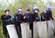 Митингующие на Иссык-Куле избили и взяли в заложники сотрудников ГКНБ