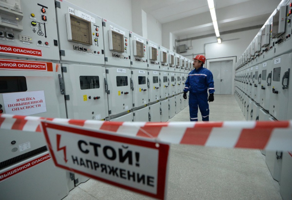 Специалист проверяет показания приборов электростанции. Фото ©РИА Новости