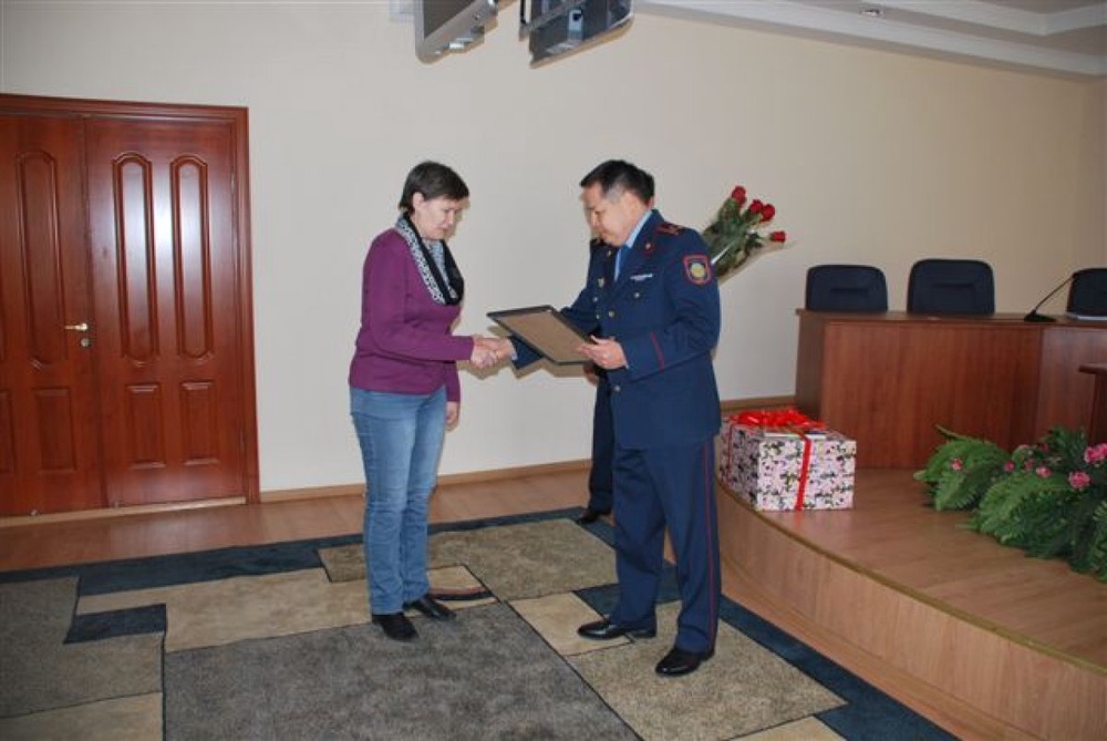 За помощь в задержании подозреваемых в перестрелке в Алматы награждена алматинка.
Фото пресс-службы ДВД.