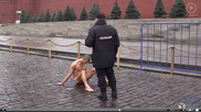 Художник прибил свою мошонку гвоздем к брусчатке на Красной площади
