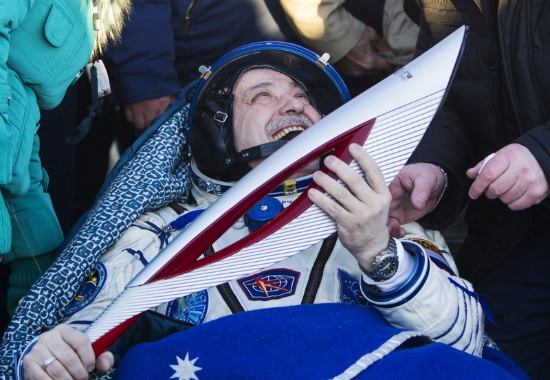 Российский космонавт Федор Юрчихин держит в руках олимпийский факел после приземления. Фото ©REUTERS