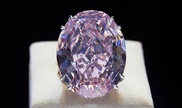 Бриллиант за рекордные 74 миллиона долларов продали на аукционе Sotheby's