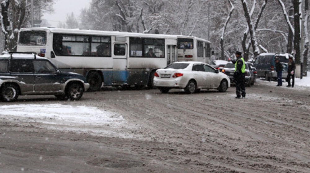 Снегопад в Алматы  стал причиной многих ДТП. ©Ярослав Радловский