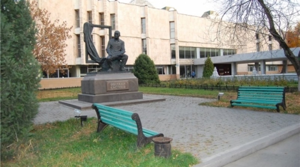 У входа в музей имени А. Кастеева. Фото с сайта vesti.kz