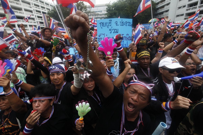Протестующие на улицах Бангкока. ©REUTERS