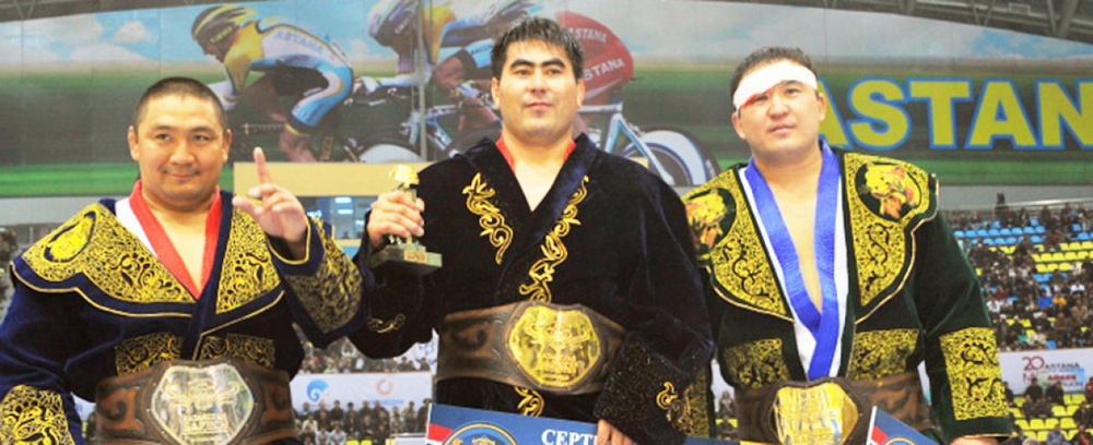 Победитель "Казахстан барысы-2012" Бейбит Ыстыбаев (в центре). Фото ztgzt.kz