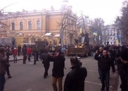 В Киеве штурмуют на бульдозере здание администрации президента