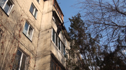 Пожилой житель Алматы пытался сброситься с балкона из-за смерти супруги