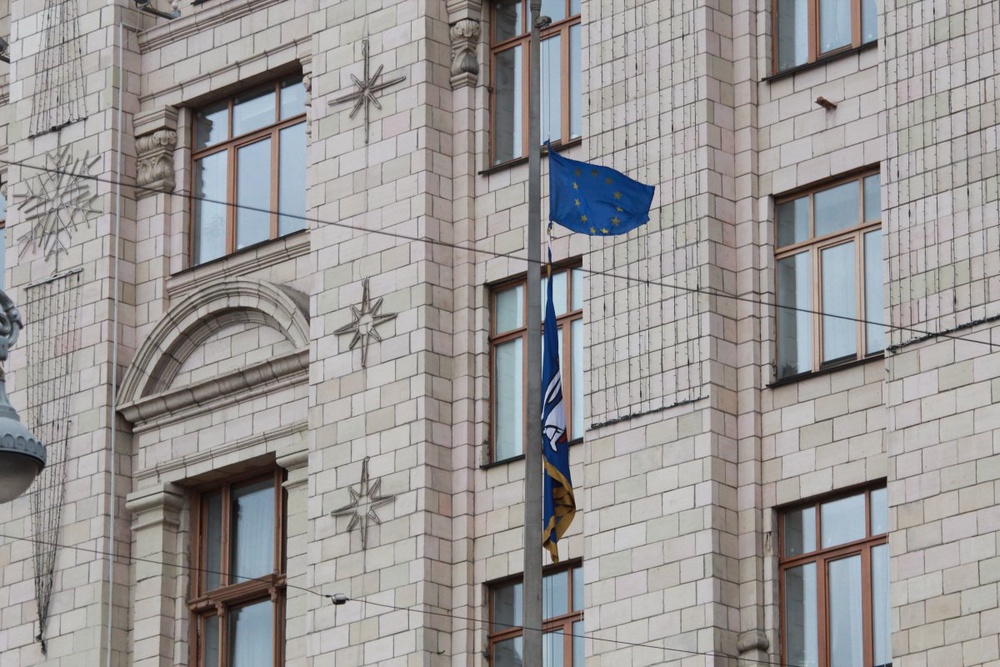 Над зданием администрации Киева подняли флаг Европы.
Фото ©Владимир Прокопенко