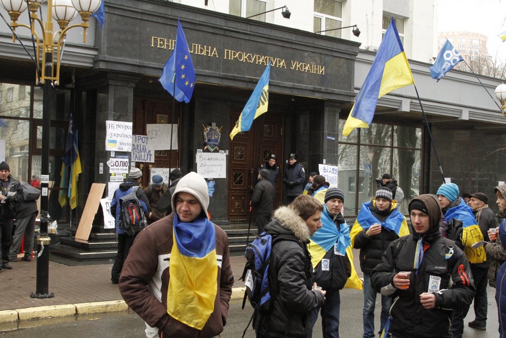Митингующие в Киеве окружили здание прокуратуры.
Фото ©Владимир Прокопенко