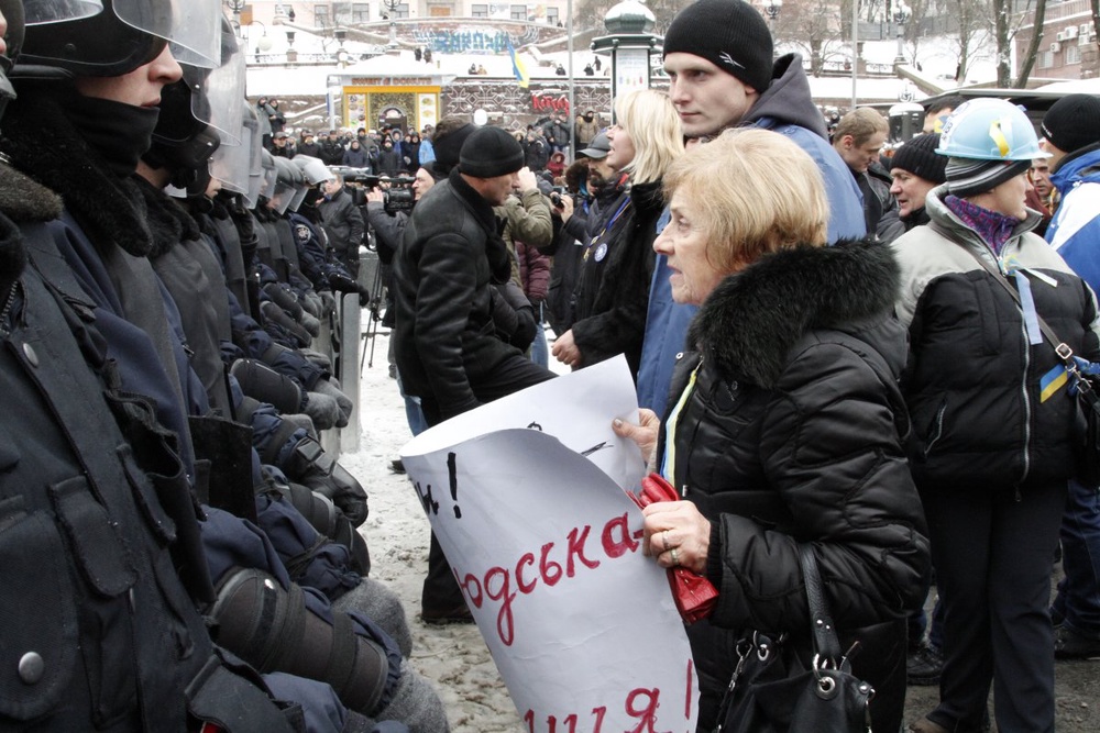 "Евромайдан": Митингующие готовятся к стычке со спецслужбами.
Фото ©Владимир Прокопенко