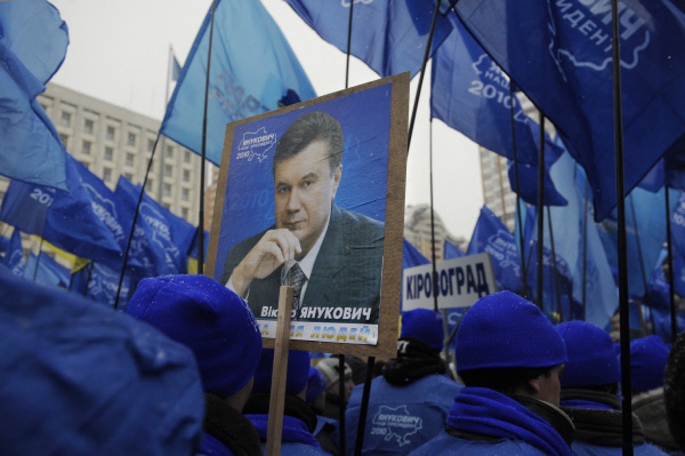 Сторонники лидера Партии регионов Виктора Януковича проводят митинг на площади у Центральной избирательной комиссии Украины. Фото РИА Новости©