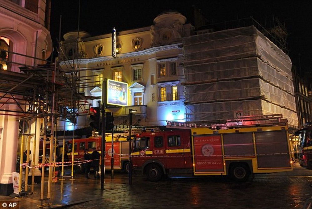 Пожарные автомобили у здания театра Apollo. Фото с сайта bbc.co.uk