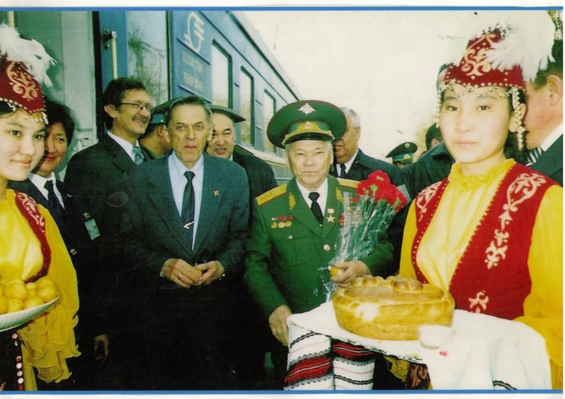 Михаил Калашников с сыном Виктором (слева) в Матае. 2003 год. Фото акимата Матайского сельского округа Аксуского района Алматинской области