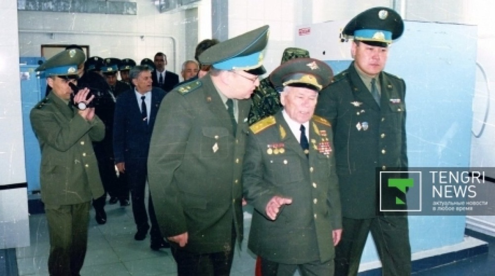Михаил Калашников с военослужащими воинской части №0112 Республиканской гвардии РК в Астане. 2003 год.