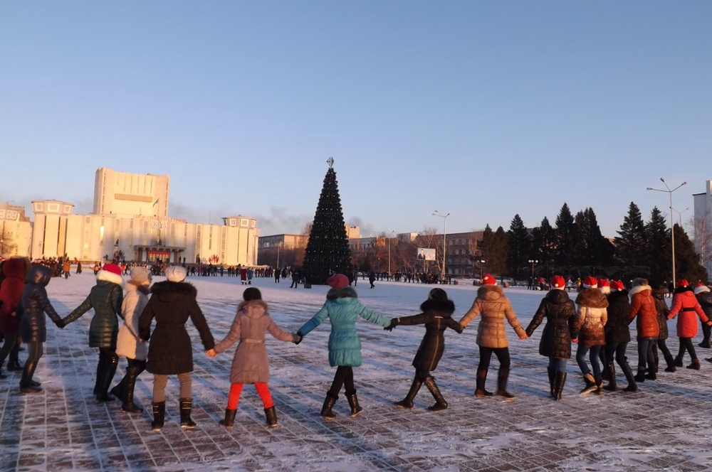 Акция "Новогодний хоровод" прошла на Центральной площади. Фото Руслан Шакабаев©